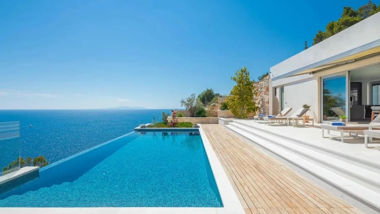 Elegant Hideaway With Infinity Pool photo 4