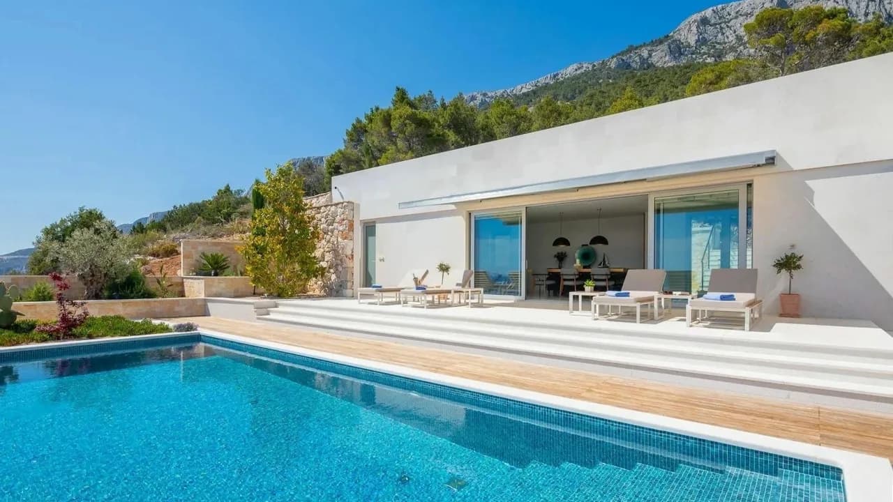 Elegant Hideaway With Infinity Pool photo 5