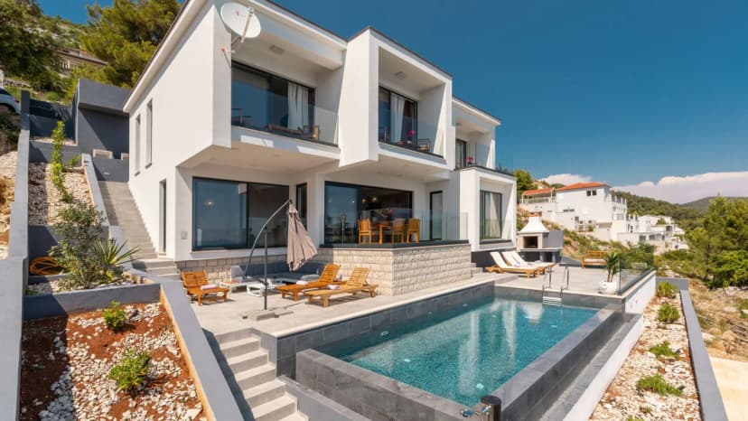 Cozy Seafront Home With Jacuzzi