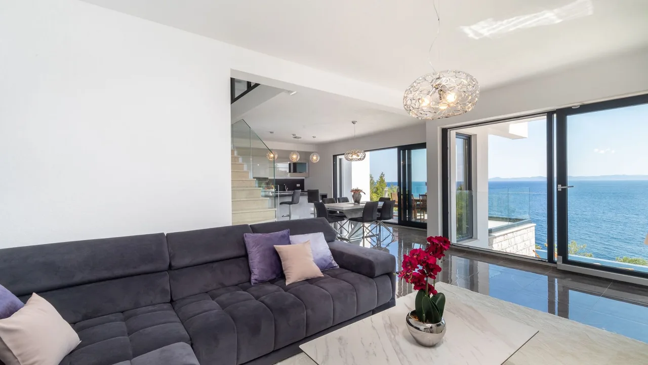 Cozy Seafront Home With Jacuzzi photo 2