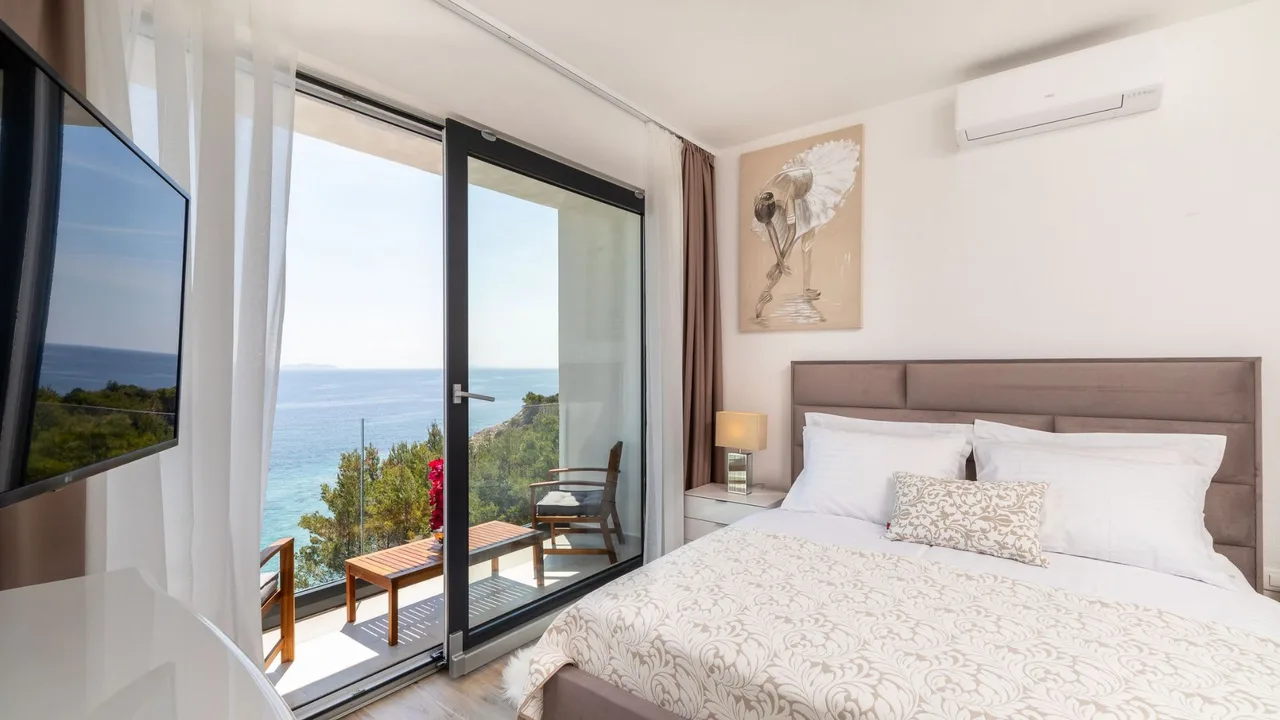 Cozy Seafront Home With Jacuzzi photo 3
