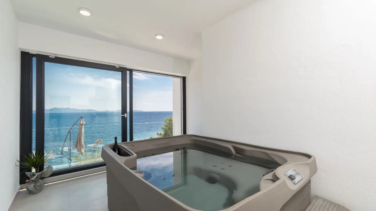 Cozy Seafront Home With Jacuzzi photo 4