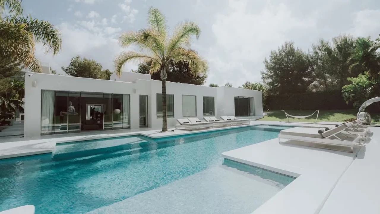 Spectacular Villa With Outdoor Lounge Area