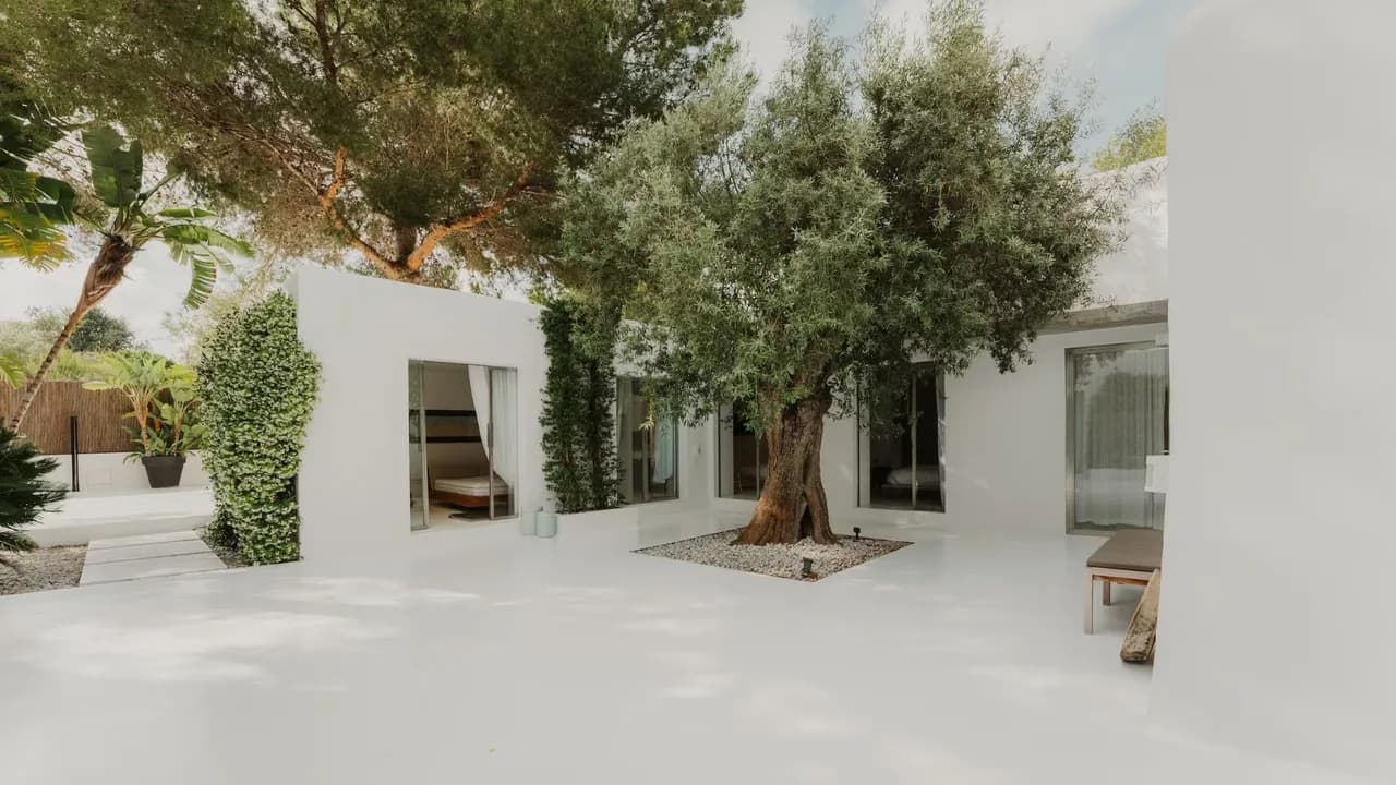 Spectacular Villa With Outdoor Lounge Area photo 4