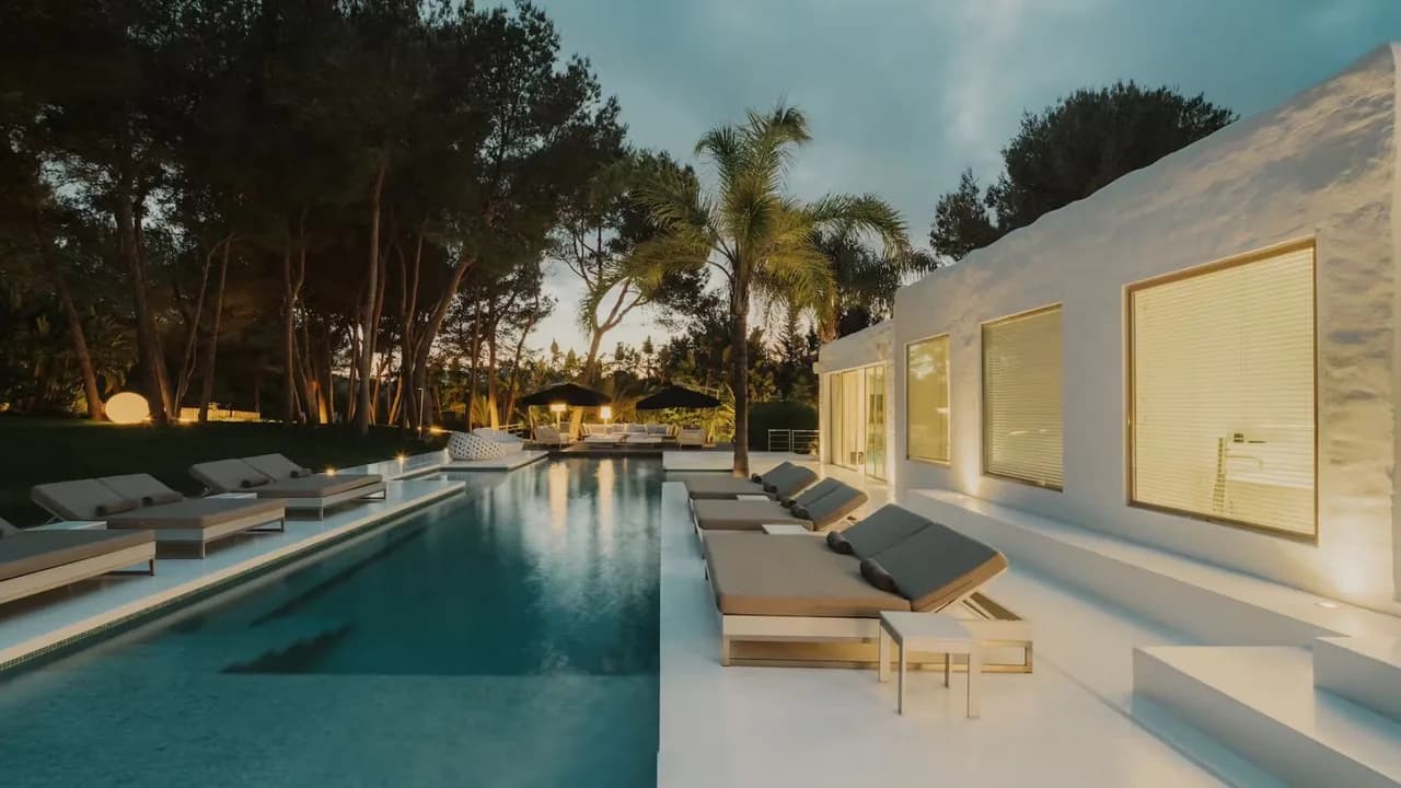 Spectacular Villa With Outdoor Lounge Area photo 5
