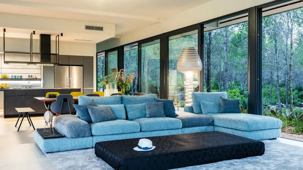 Contemporary Home With Seaside Charm photo 2
