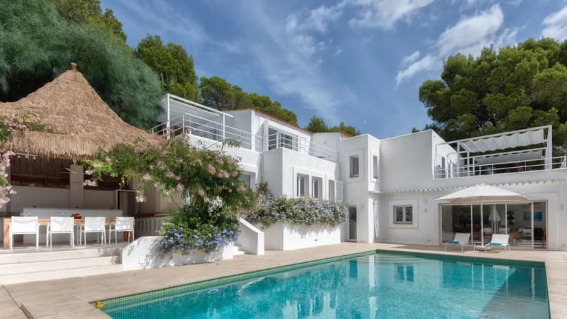 Modern Retreat With Sea-facing Pool Terraces