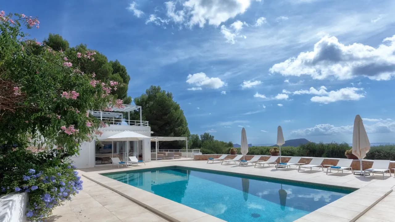 Modern Retreat With Sea-facing Pool Terraces photo 5