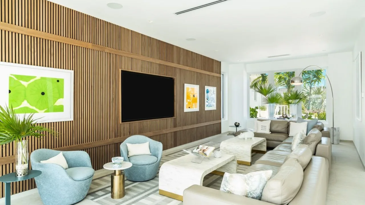 Gorgeous Beachfront Villa With Outdoor Lounge photo 2