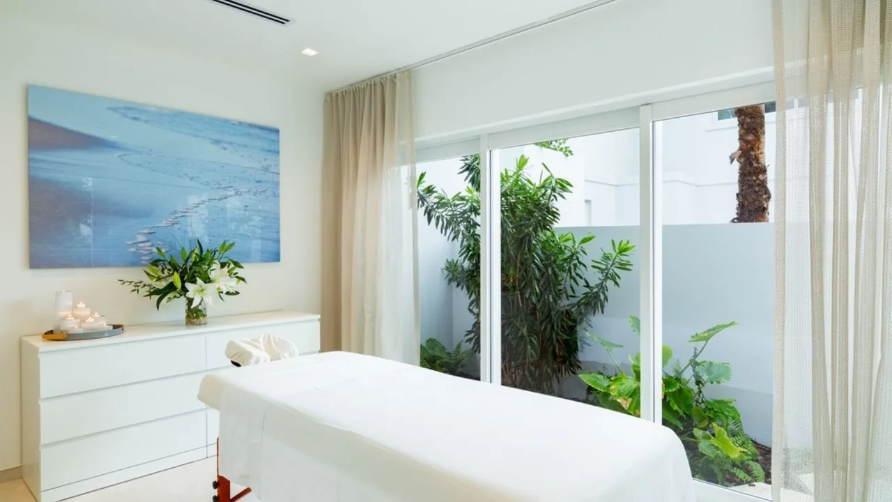 Gorgeous Beachfront Villa With Outdoor Lounge photo 4