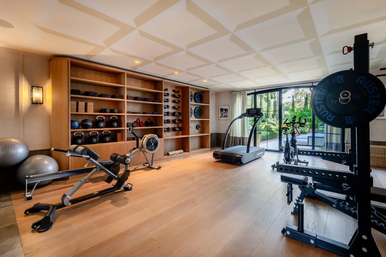 Elevated Eleven Bedroom Villa in Marbella photo 3