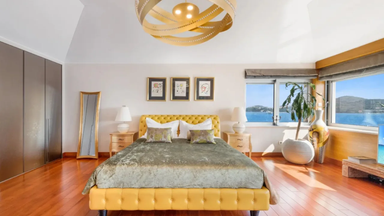 Chic Seaside Villa With Modern Amenities photo 2