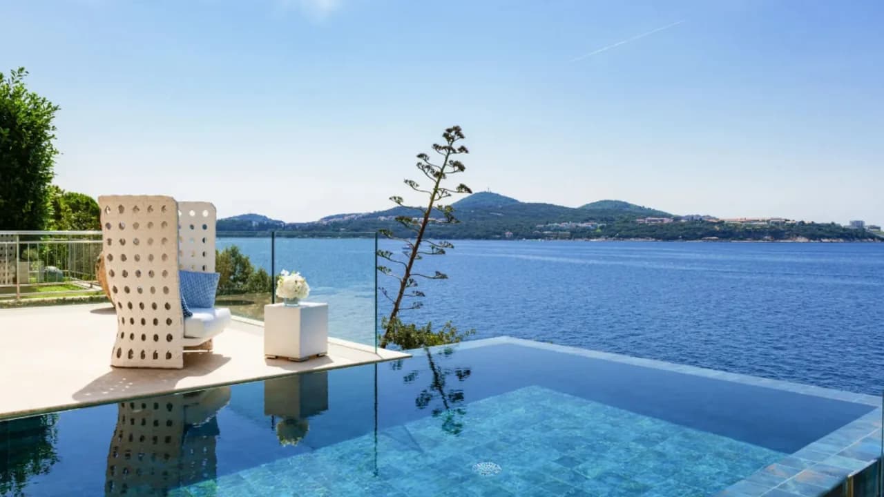 Chic Seaside Villa With Modern Amenities photo 3