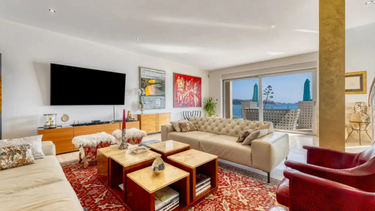 Chic Seaside Villa With Modern Amenities photo 5