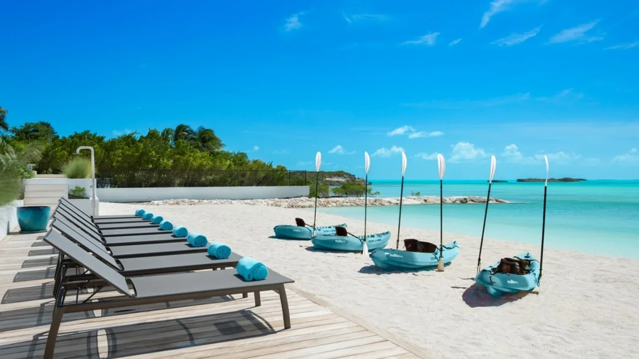 Exclusive Beachfront Villa With Infinity Pool photo 4