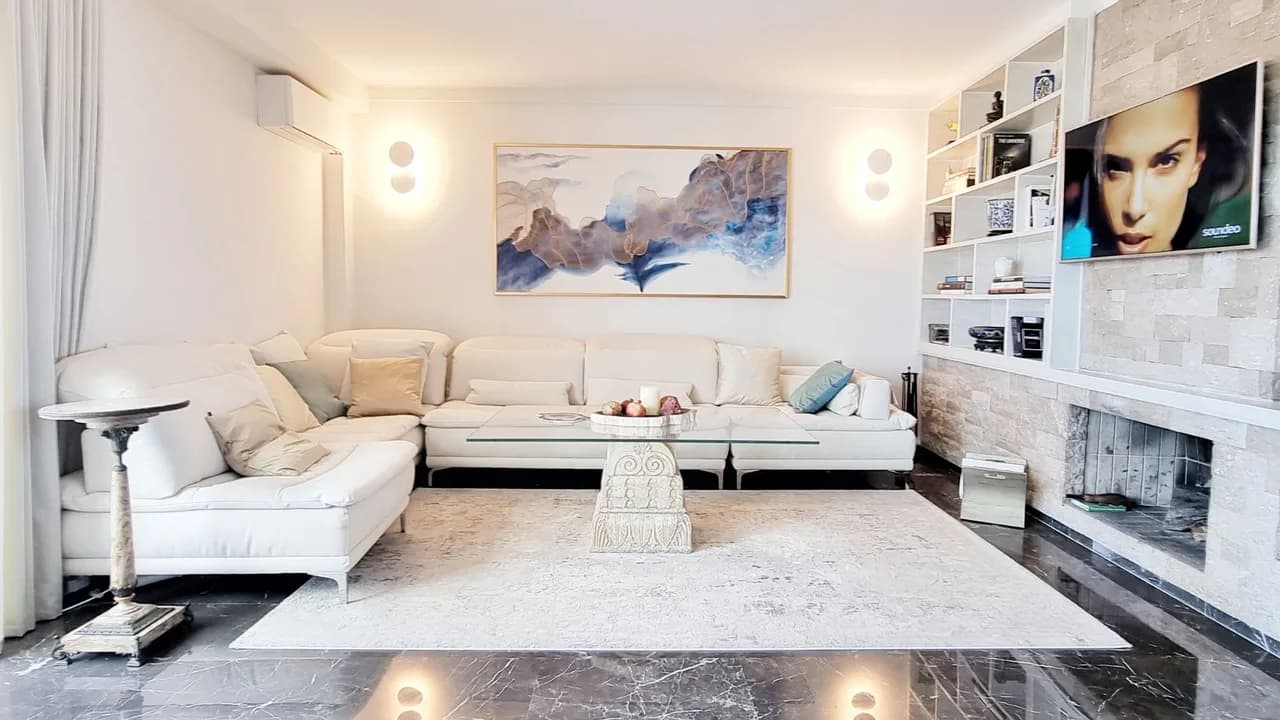 Spacious Penthouse in Prime Location photo 2