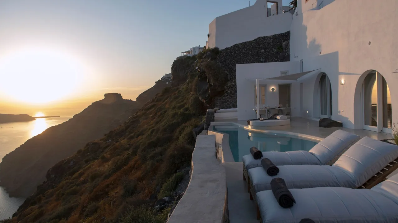 Cliffside Luxury Overlooking Caldera photo 4