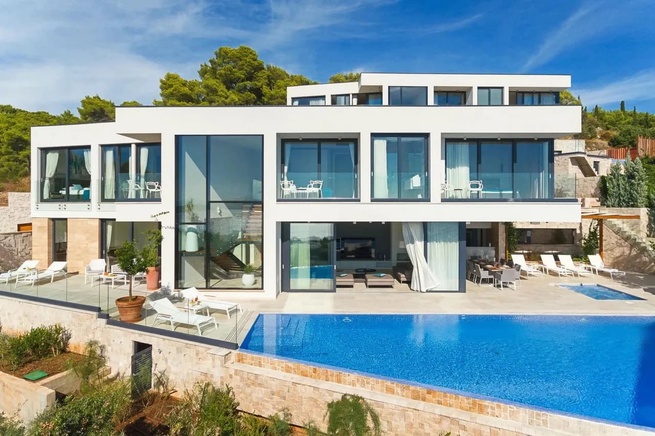 Scenic Luxury Villa With Infinity Pool
