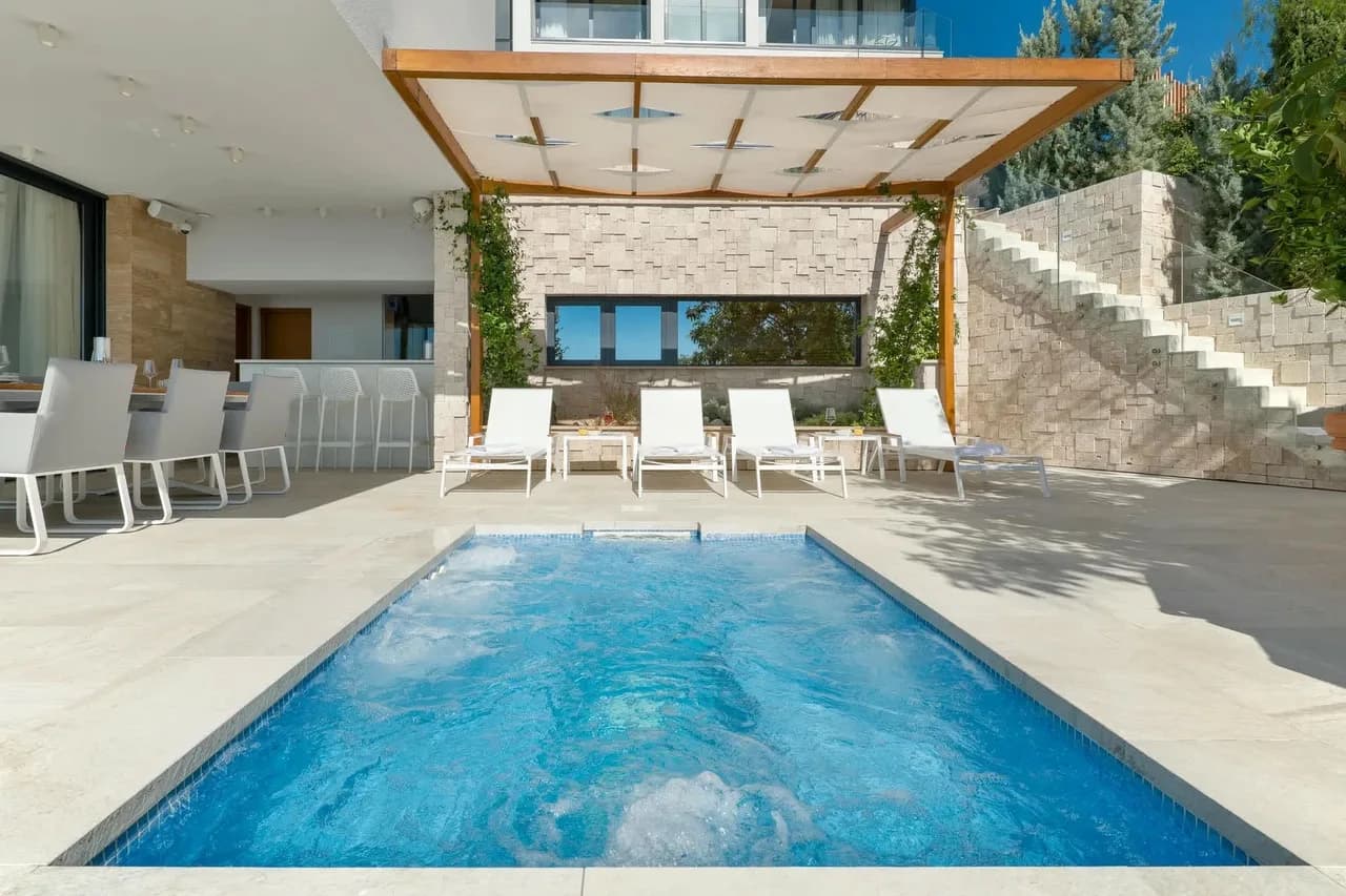 Scenic Luxury Villa With Infinity Pool photo 5
