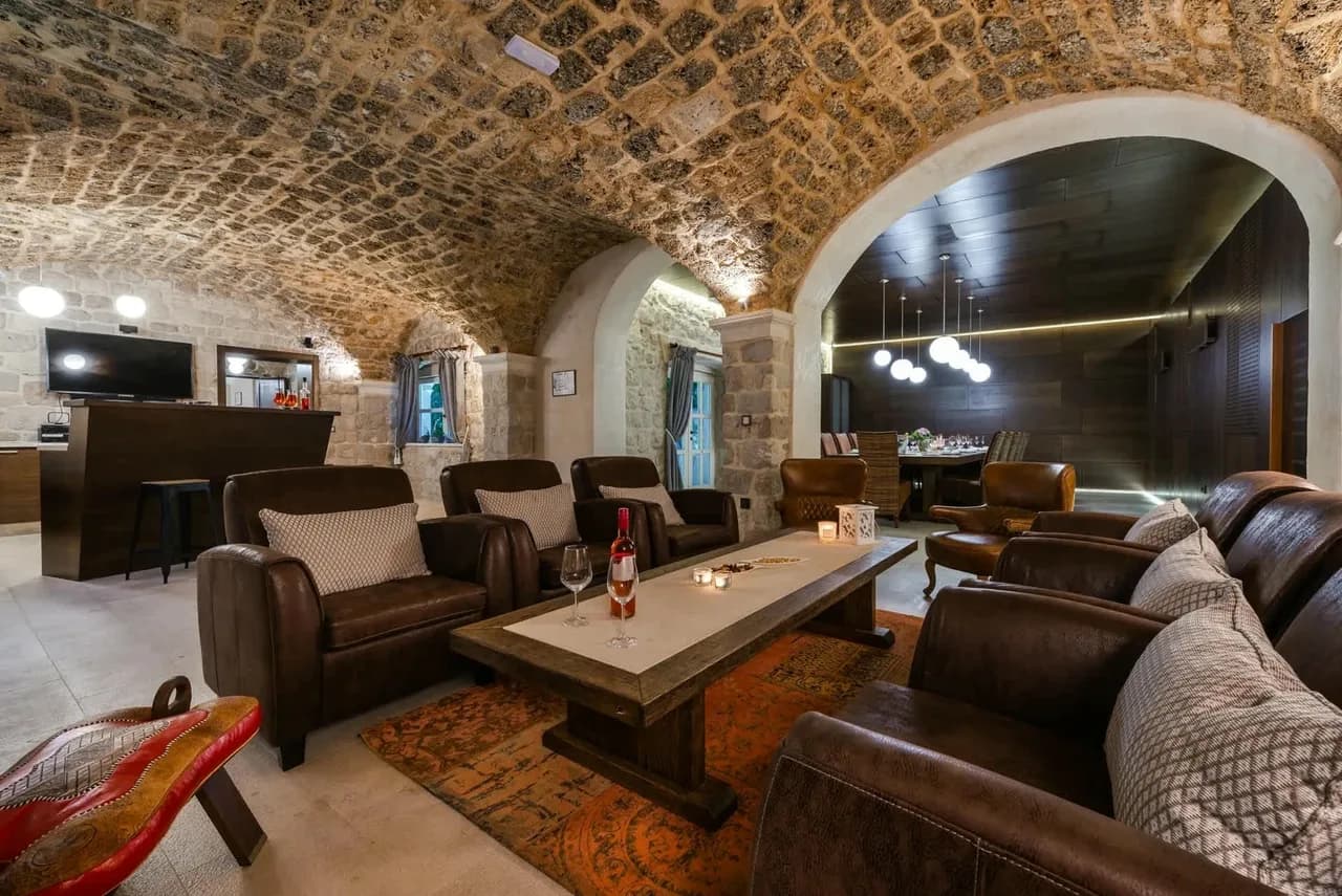 Elegant Historic Villa With Modern Amenities photo 2