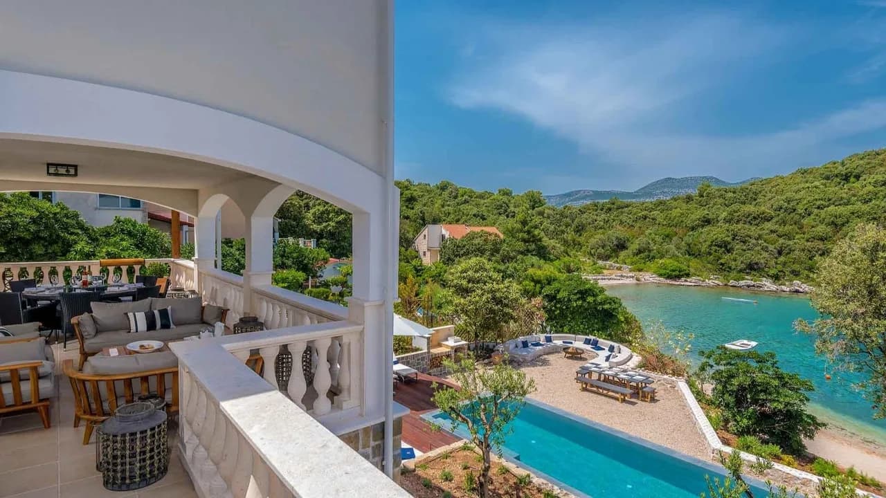 Private Villa With Infinity Pool & Garden photo 4