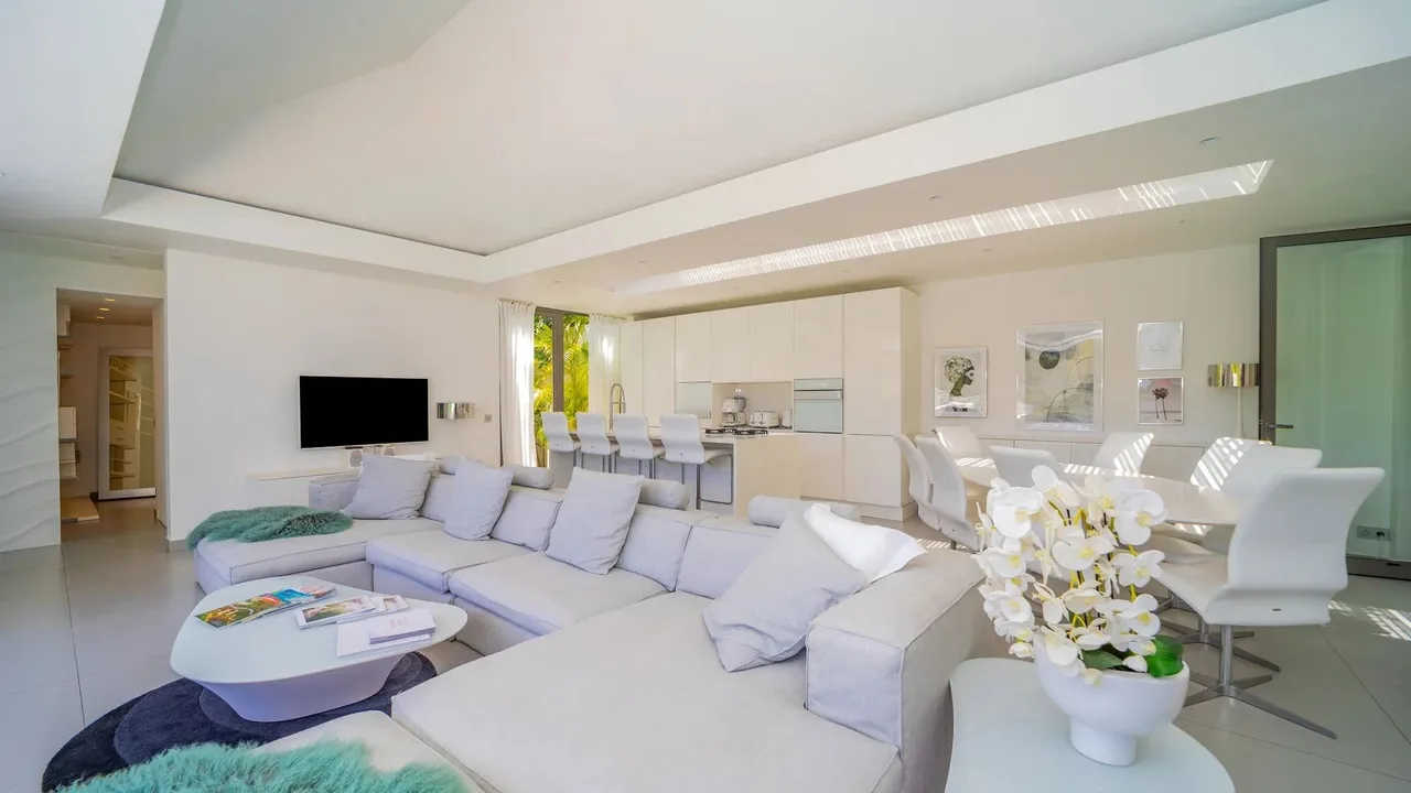 Modern Villa Overlooking Pelican Bay photo 2