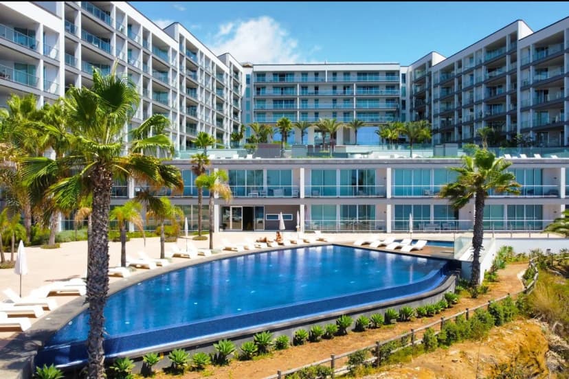 Oceanfront Apt w/ Pool & Gym in Funchal