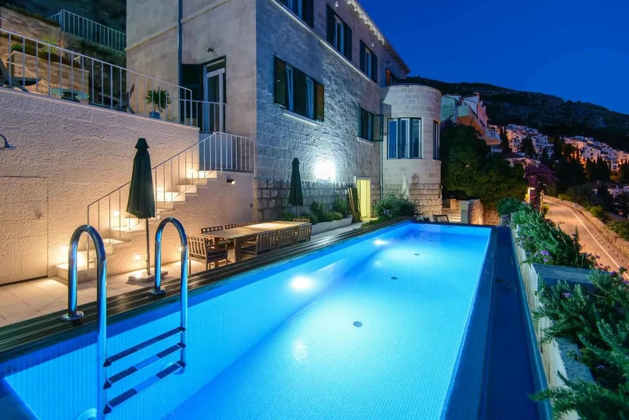 Luxury Villa With Garden and Pool Views