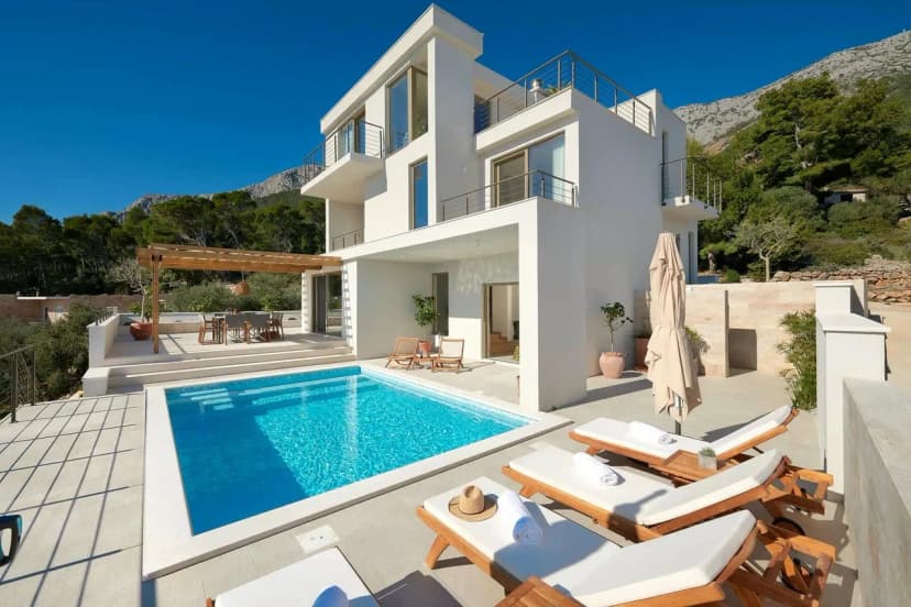 Elegant Villa With Breathtaking Sea Views