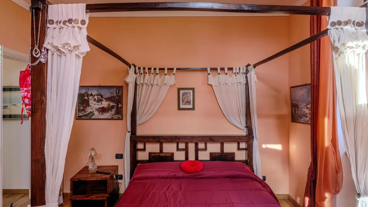 Luxury Villa With Artistic Flair photo 2