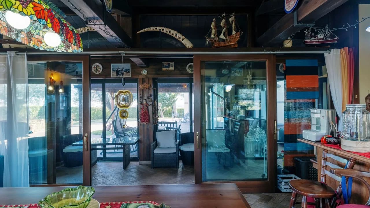 Luxury Villa With Artistic Flair photo 5