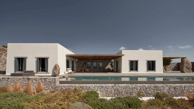 Elegant Seafront Villa With Infinity Pool