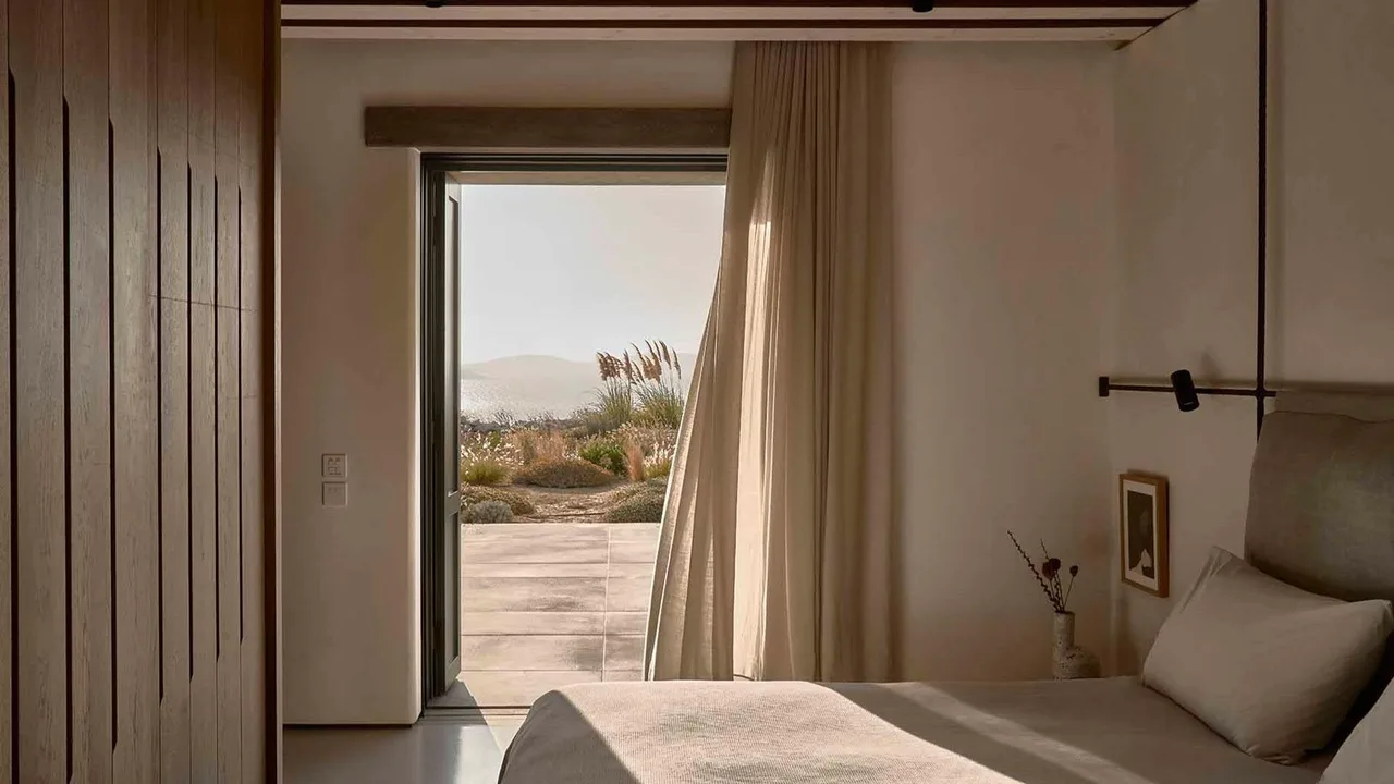 Elegant Seafront Villa With Infinity Pool photo 3