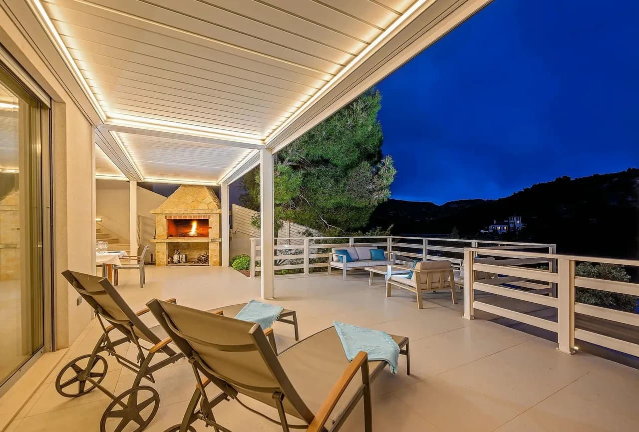 Beachfront Escape With Stunning Sea Views photo 3
