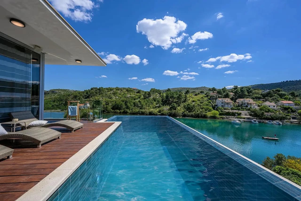 Beachfront Escape With Stunning Sea Views photo 4