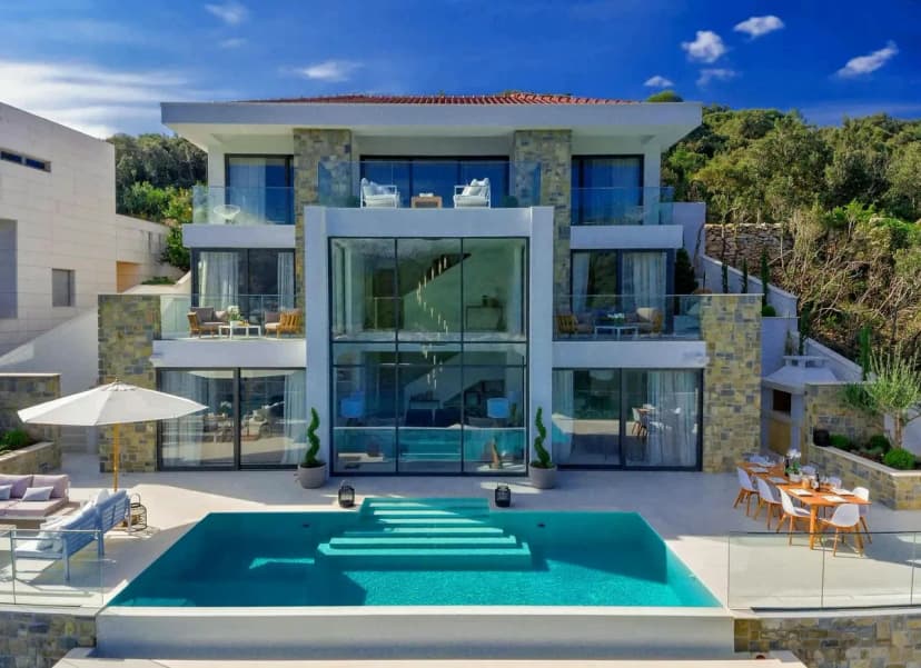 Elegant Bayfront Villa With Infinity Pool