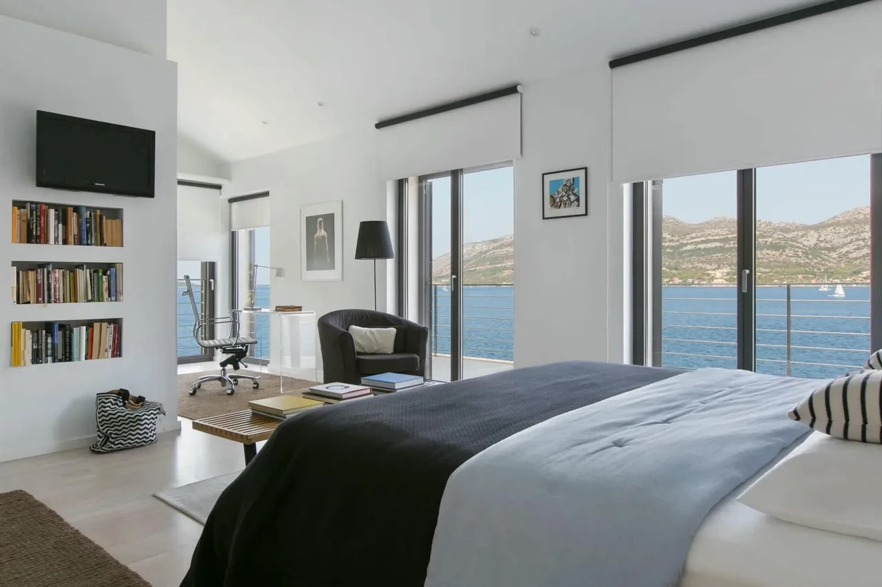 Spacious Villa With Heated Infinity Pool photo 3