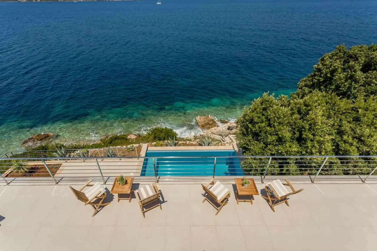 Spacious Villa With Heated Infinity Pool photo 4