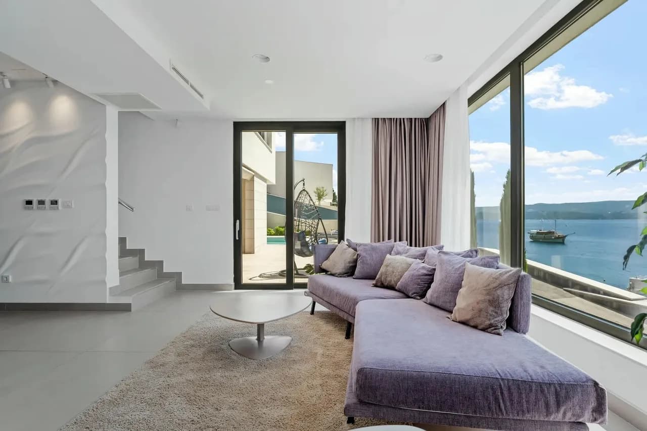 Sophisticated Seafront Villa With Sun Deck photo 2