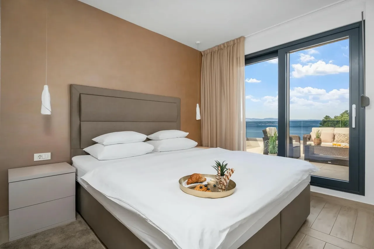 Sophisticated Seafront Villa With Sun Deck photo 3