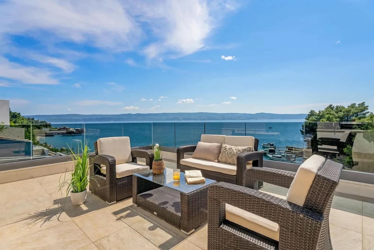 Sophisticated Seafront Villa With Sun Deck photo 4