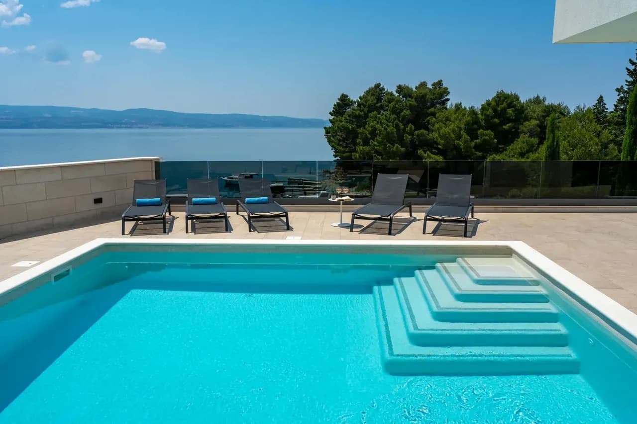 Sophisticated Seafront Villa With Sun Deck photo 5