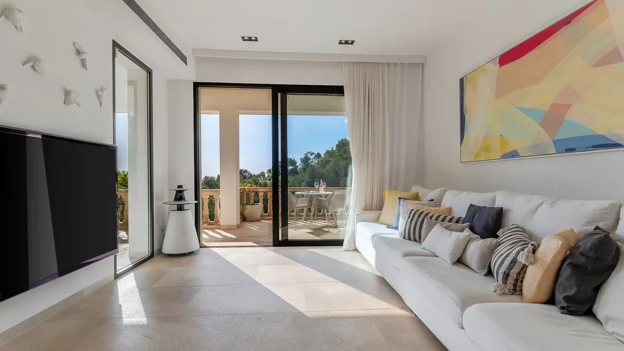 Sophisticated Escape With Open-plan Design photo 2