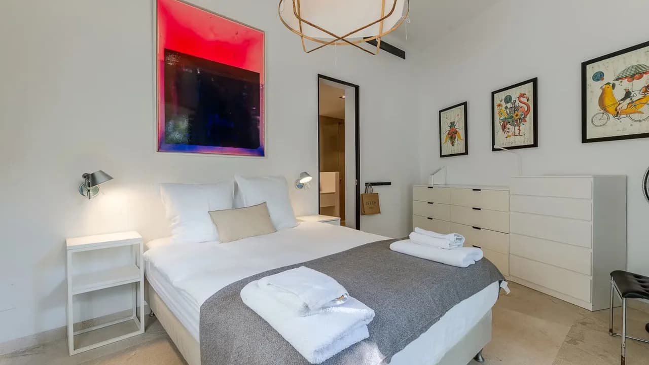 Sophisticated Escape With Open-plan Design photo 3