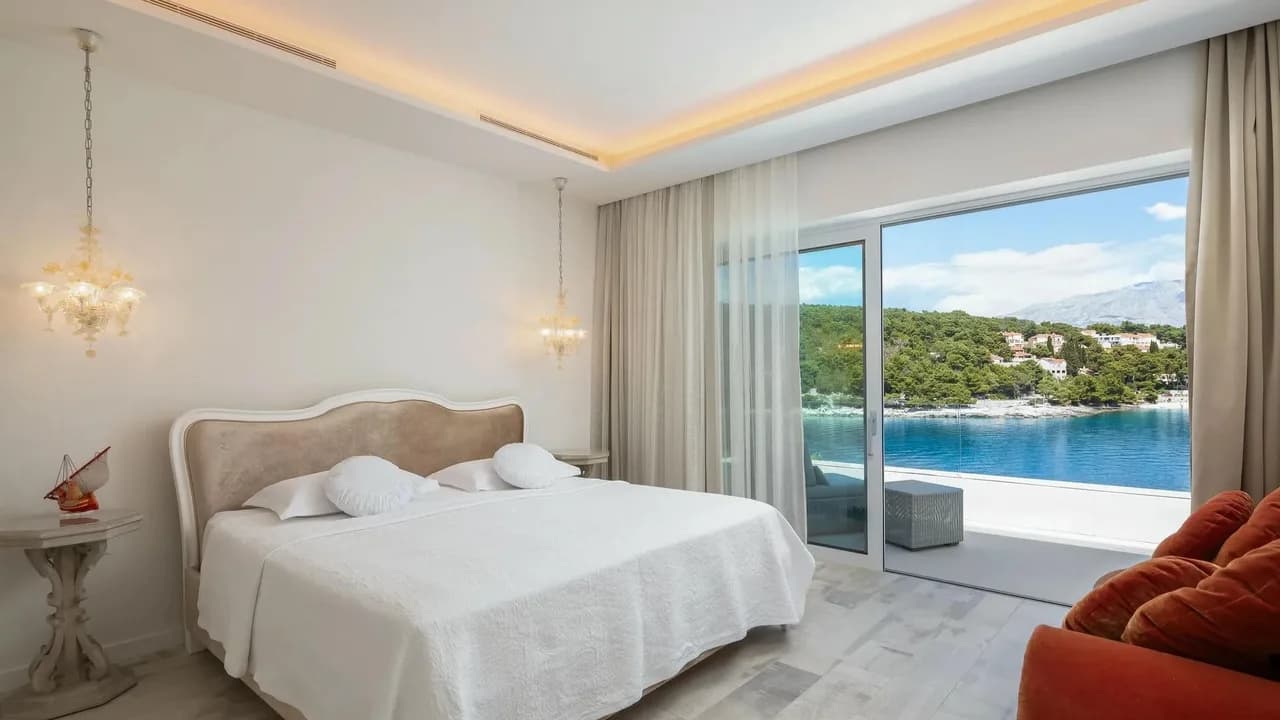 Contemporary Villa With Dock Access photo 3