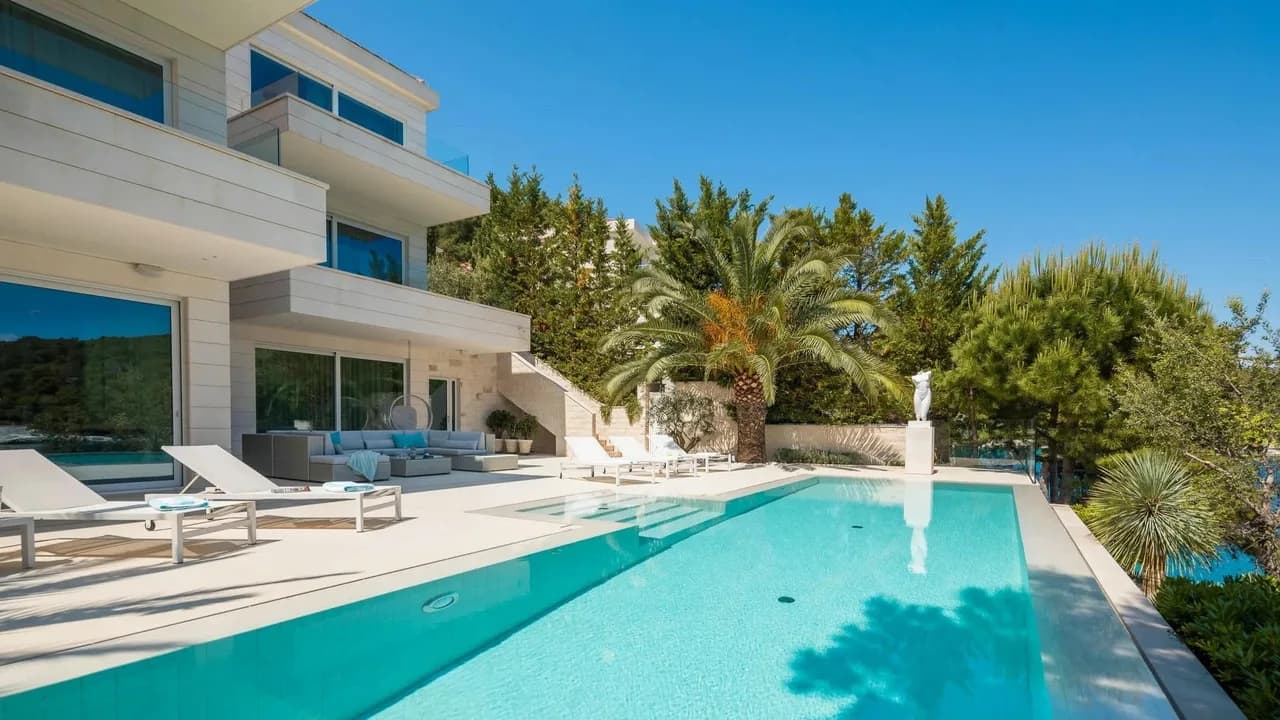 Contemporary Villa With Dock Access photo 4