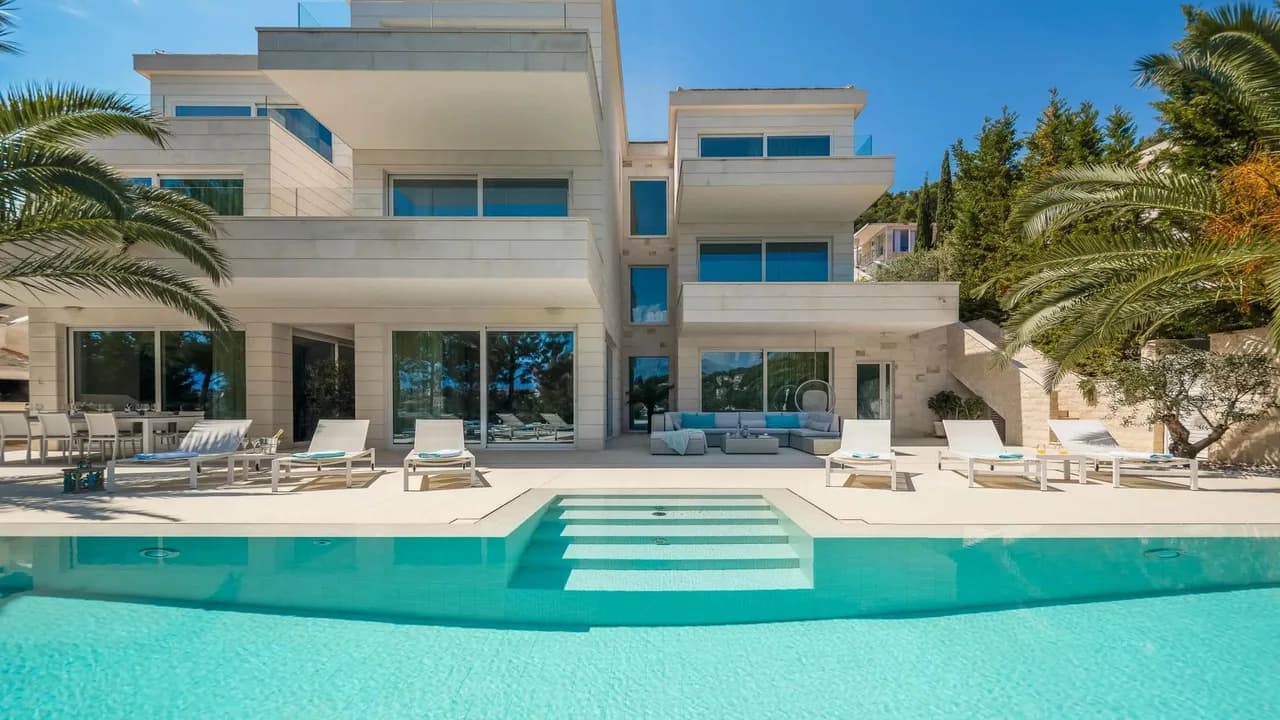 Contemporary Villa With Dock Access photo 5