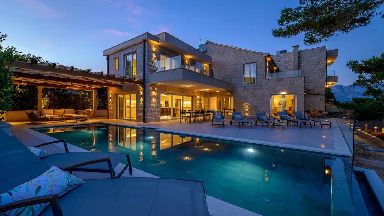 Seaview Estate With Private Garden