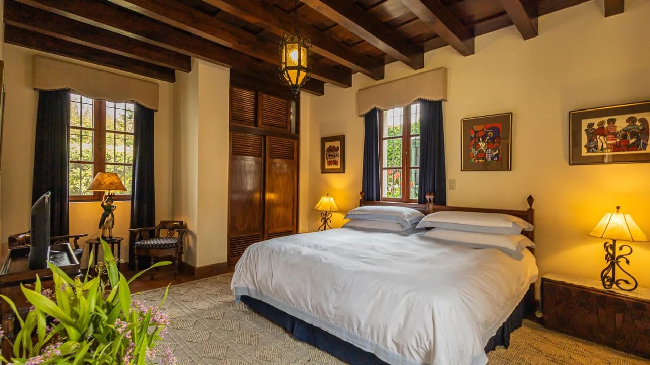 Elegant Spanish Colonial Retreat photo 3