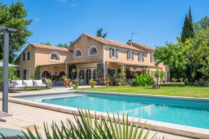 Air-Conditioned Beachfront Villa in Arles
